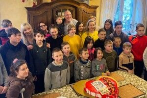 Поляк-благодійник опікується евакуйованими дітьми з Волині