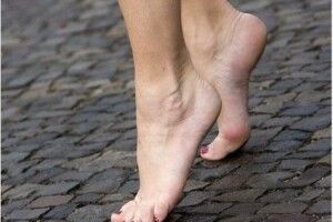 У центрі міста хлопці носили в труні голу дівчину (Відео 18+)