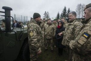 Порошенко передав військовим 40 медичних «Хаммерів»