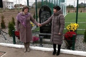 Мама загиблого Героя з Рівненщини  гроші, виділені державою, віддала на дитячий спортмайданчик (Фото, відео)