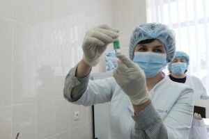 У Черкасах вакцинували від коронавірусу вісімдесят лікарів (Відео)