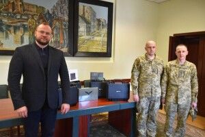 Волинським прикордонникам для боротьби з ворогом на Донеччині передали безпілотники  