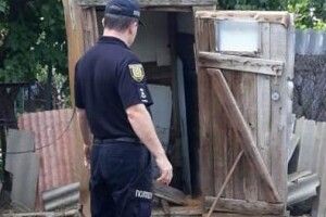 На Одещині дівчина трагічно загинула у вигрібній ямі домашньої вбиральні