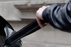 У Луцьку грабіжник вирвав з рук немісцевої жінки сумку з грошима і телефонами