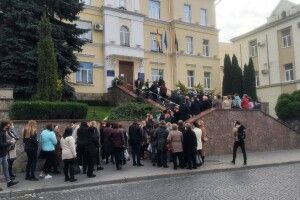 У Луцьку лікарі пологового перекрили дорогу. Протестують проти коронавірусного шпиталю на території медзакладу (Фото)