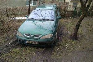 У Луцьку «Renault» на євробляхах зухвало поглумився над трав'яним газоном (фото)  