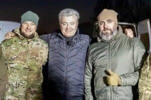 Наші всі тут: Порошенко на Сході зустрівся з побратимами, які воюють з перших днів вторгнення