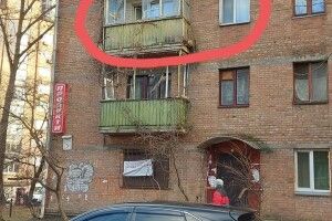  Чоловік викинув скло з балкона на жінку з 2-річною дитиною
