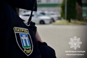 У Рівному на дитмайданчику пенсіонерка поїла пивом 2-річного внука