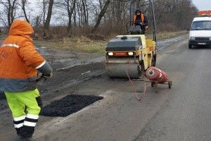 На автошляхах Волині працюють ремонтні бригади