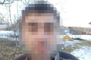 Побачив, що їсть з тарілки, і вбив: чоловік повісив кота на металевій перекладині