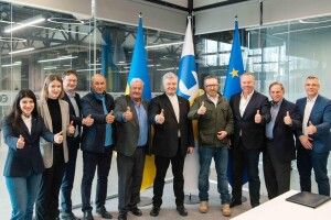 Порошенко на зустрічі з делегацією Міжнародного демократичного союзу закликав прискорити постачання зброї для ЗСУ