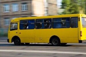 Водій маршрутки знепритомнів під час руху й врізався в іномарку (Фото)