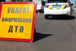 У Рівному від зіткнення з вантажівкою легковик відлетів у дерево (Фото)