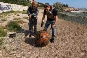 Українські захисники витягнули з моря і знищили небезпечну міну (Відео) 