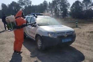 У сарненській лікарні померла одна з хворих на коронавірус із Тинного. Рятувальники проводять дезинфекцію на в'їздах у село. Відео