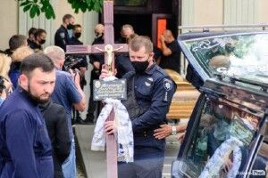 У Луцьку попрощалися з 25-річним поліцейським, який розбився в автокатастрофі (Фото)