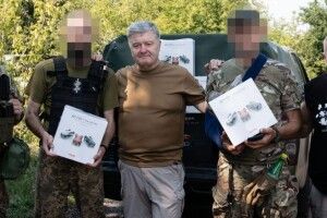 Артилеристи дуже вдячні, будемо відправляти «сюрпризи» окупантам – Порошенко привіз дрони військовим на Авдіївському напрямку
