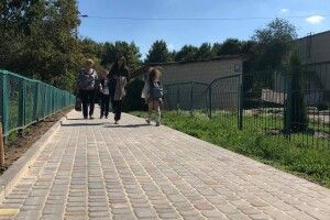 У Луцьку, де щодня тисяча людей ходила по болоту, буде нова доріжка (Фото)