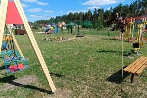 Жителі селища на Волині об'єднались і зробили дитячу зону відпочинку
