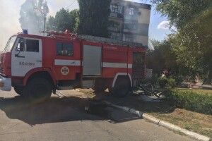 Масштабна пожежа на Херсонщині: вогнем охоплений весь дах п'ятиповерхівки (Відео)