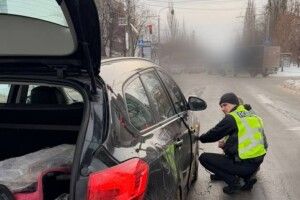 У Луцьку патрульні допомогли водійці зі спущеним колесом