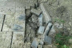 У луцькому парку пошкодили нову бруківку