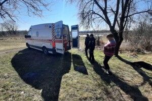 Кинув недопалок на траву і заснув: поліцейські врятували волинянина з пожежі (Фото)