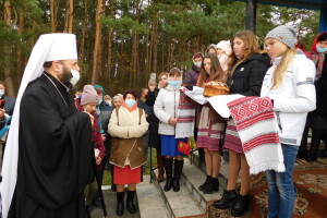 Митрополит Луцький та Волинський по ямах та вибоїнах дістався до одного з найменших сіл