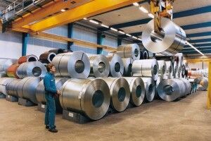 Польська компанія пояснила, чому її працівники-українці носять уніформу окремого кольору 