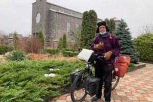 Зі Швейцарії на Маневиччину: 64-літній Лео подорожує на велосипеді