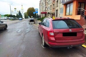 Вискочив з-за припаркованих машин: на Рівненшині під колеса авто потрапив підліток (Фото)