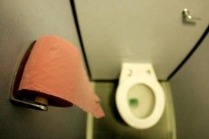 У Києві дядько спросоння запхав руку в унітаз – визволяти чоловіка з пастки довелося бійцям ДСНС
