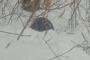Пильні громадяни та наряд патрульних врятували лучанина, який влігся спати у сніговому заметі (фото)