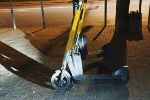 У Луцьку молодики влаштували нічні «покатушки» на електросамокатах