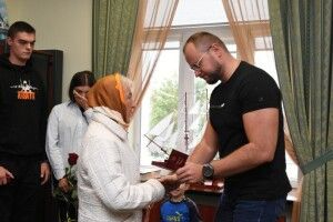 Міський голова вручив державні нагороди родичам загиблих захисників (Фото)