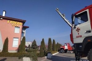 У Сарнах «вибух» і «пожежа» в тризірковому готелі (фото, відео)