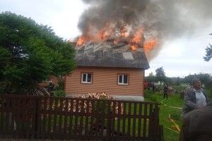 Повністю згорів дах: на Рівненщині спалахнула хата