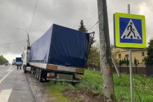 Під Луцьком вантажівка врізалася в стовп, бо водій був не уважним і не побачив пішоходів