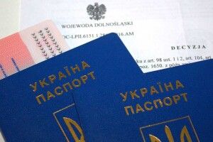 Як українцям отримати посвідку на проживання в Польщі