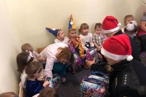 Рівненські офіцери-рятувальники не посоромилися вбратися Святими Миколаями (фото)