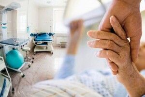 В Україні має народити дитину 62-річна жінка