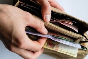 Знайдений на заправці у Луцьку гаманець з грошима повернувся до власника