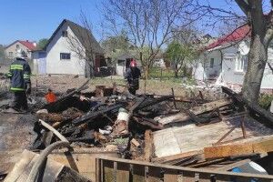 У селах на Горохівщині в людей, як сірник, погоріли господарські споруди (Фото)
