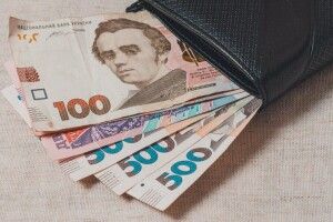 Гроші доведеться повернути: українцям помилково виплатили по 6500 гривень
