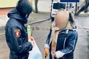 Втратила свідомість, бо давно не їла: лучанка викликала поліцію, щоб перевірили чи жива сусідка