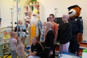 Поліція охорони та Святий Миколай створили новорічну казку для маленьких пацієнтів у Луцьку