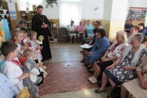 У Горохівський УТОС завітали діти з виставою