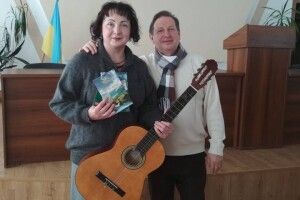 Рівненський поет передав бійцям 25-ої бригади... гітару, струни та власну поезію