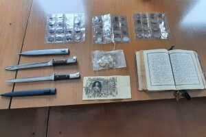 Волинянин віз у Білорусь колекцію монет, медалі, багнети та старовинний псалтир